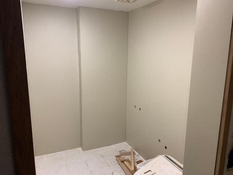 銘鴻工程行 - 廁所翻新。
作法：1.板材直接貼覆在舊牆（需舊牆平整）
2.整間拆除做輕鋼間，板材使用水泥板，吊掛的部分有鐵皮補強。