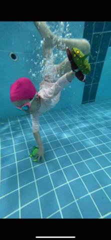 Joanne（女教練） - 水中撿玩具