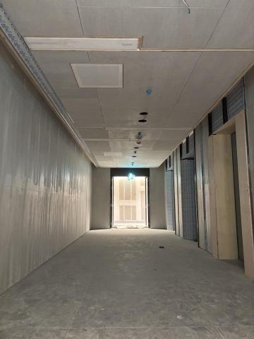 銘鴻工程行 - 南港LaLaport商辦區梯廳造型天花&覆壁隔間牆。