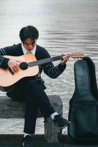 提供吉他店台北服務的專家詹昀叡