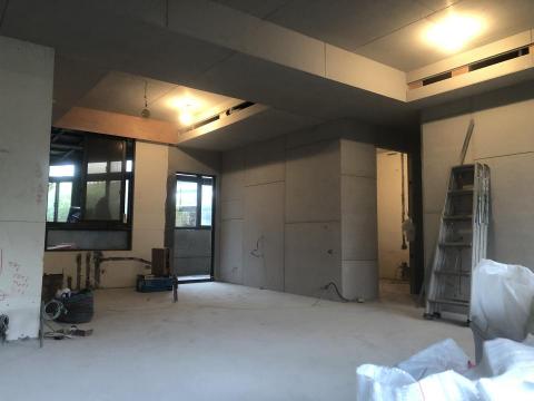 銘鴻工程行 - 全室翻新，隔間牆皆以隔音工法施作，間接天花，所有開孔一體成型，以後不必擔心震動龜裂的問題。
窗簾盒和隱藏式出風口也有承包。
