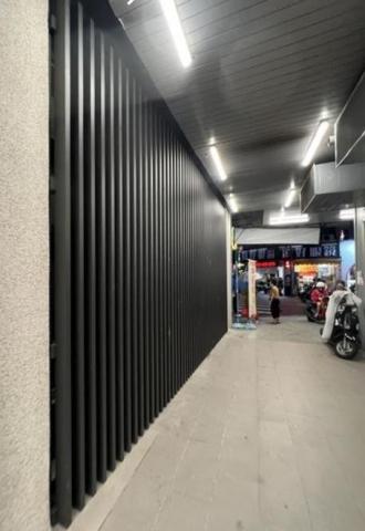 峻源企業社 - 鋁格柵工程//台中商場進行的外隔柵工程。作為經營超過30年的鋁門窗專家，我們提供的隔柵設計不僅具現代感，還兼顧實用性與安全性。鋁製隔柵具有耐用、輕巧且防銹特性，適用於商場等公共場所的外圍圍籬。工程結構穩固，設計簡潔大方，能有效地提供防護功能，同時與商場外觀相得益彰，提升整體美觀。