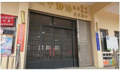 峻源企業社 - 鋁門工程//此鋁門設計簡約現代，與社區的住宅風格完美融合，無論是外觀還是實用性，都達到最高標準。

鋁門選材優質鋁合金，不僅具有極佳的防風防潮功能，還具備優秀的抗氧化特性，能夠長時間維持美觀與穩定性。門框線條簡潔而堅固，提供額外的安全保障。這些鋁門的設計考量到了使用的方便性與社區的整體風格，使其既能有效提升居住環境的舒適度，也能增強住宅的安全性。