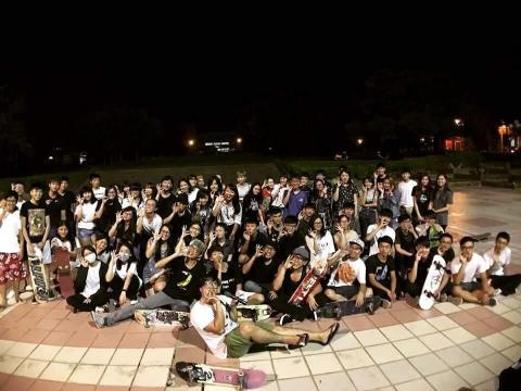 阿璟教練 - 屏科大滑板社合照