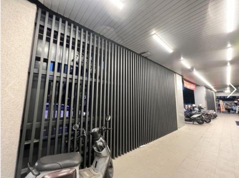 峻源企業社 - 鋁格柵工程//台中商場進行的外隔柵工程。作為經營超過30年的鋁門窗專家，我們提供的隔柵設計不僅具現代感，還兼顧實用性與安全性。鋁製隔柵具有耐用、輕巧且防銹特性，適用於商場等公共場所的外圍圍籬。工程結構穩固，設計簡潔大方，能有效地提供防護功能，同時與商場外觀相得益彰，提升整體美觀。