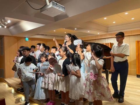 魚魚老師音樂教學｜台北全區、新北板橋新莊｜鋼琴、音樂素養 - 學生音樂會大合照側拍
