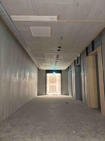 銘鴻工程行 - 南港LaLaport商業辦公樓層梯廳造型天花&覆壁隔間牆。