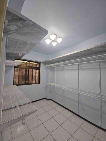 王若穎 - 木作系統板層架+金屬衣架