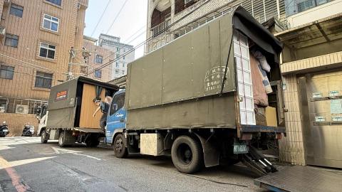 萊馥搬家-客服發發 - 我們的搬家車有升降式頂棚設計，下雨天也不怕，還能依照需求調整高度，
裝再多貨、大型家具也完全沒問題！
靈活、快速、省時又省力，搬家大小事，一車搞定！

#萊馥搬家 #升降車頂 #專業搬家 #搬家神器 #搬家不怕雨 #大型家具OK #高效搬運