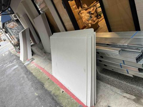 銘鴻工程行 - 萬華貓尾口袋旅店整棟翻新，隔音隔間、暗架天花板、廁所翻新。