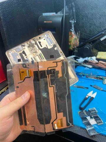 林家禾 - 三星 Z fold4 內螢幕不顯 更換轉軸連接排線