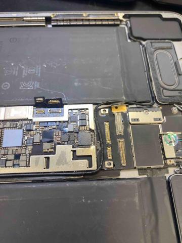 林家禾 - iPad pro 11寸 M1 不充電 主機板維修