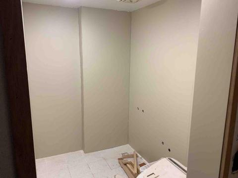 銘鴻工程行 - 貓尾口袋旅店廁所完工。
覆壁做輕隔間單面水泥板，表面用石精板美化。天花板做暗架pvc 。