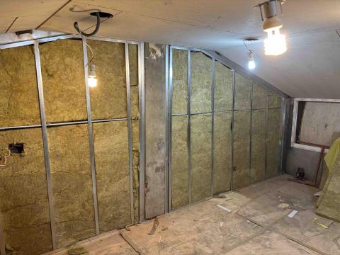 銘鴻工程行 - 1-2樓老舊透天翻新，覆壁隔間、暗架天花板，由於此案室內空間較狹窄，所有裝修都以最緊繃的尺寸處理，小空間大魔術！
水電和泥作皆有施作，有統包需求的業主歡迎指定。