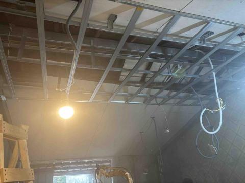 銘鴻工程行 - 透天-覆壁隔間和暗架天花板施工前。