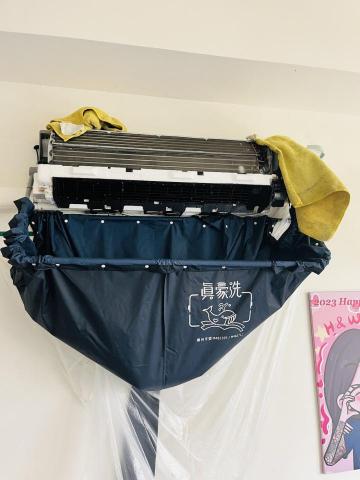 立潤冷氣空調清潔有限公司 - 冷氣室內機清洗中 ?
使用專業集水罩與高壓水柱，深入清潔冷氣內部風鼓、銅管與翅片，有效去除累積的灰塵、黴菌與異味源，恢復冷房效率與清新空氣！
建議每半年至一年定期清洗，維持冷氣效能與室內空氣品質。?❄️