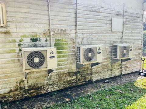 立潤冷氣空調清潔有限公司 - 清洗室外機作業實況 ?
外機長期暴露於戶外，容易積聚灰塵、青苔與油污，不僅影響散熱效率，也增加用電量與機器耗損。定期清洗可有效延長冷氣壽命、提升效能並降低電費。建議每年清洗1次，讓冷氣恢復最佳運作狀態！??