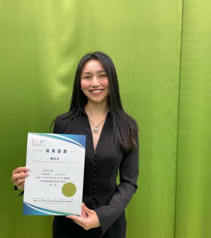 劉品秀 - 結業於華視全方位主持人訓練班後，我對「主持」有了更深層的理解。除了語調與台風，我學會如何在不同活動中拿捏氣氛節奏、臨場應變、並用自然口語傳遞活動核心。
課堂中的實戰演練，讓我更熟練於開場引導、流程轉場與冷場處理。

現在我能結合多語種主持的能力(中/英/台/西)來駕馭各類型活動，為每一場活動帶來更流暢、更有溫度的主持體驗。
我相信，真正好的主持，是讓每位與會者都感受到被連結與被照顧的那份心意。