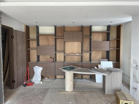 葉奇峯 - 工作桌及後方櫃體