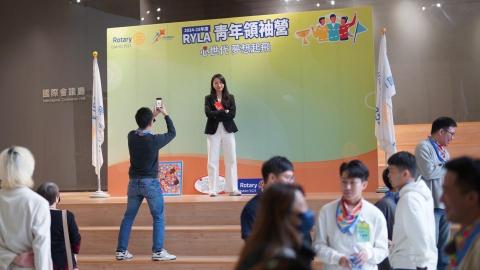 劉品秀 - 從上一屆扶輪青年領袖獎--RYLA的志工，到今年正式站上 RYLA 的舞台，這是一段屬於我的轉變。這次不只是觀察與學習，而是主動參與討論、在群體中發聲，讓我更深刻理解「站在台上」所需的沉穩與準備。

這份經驗再次呼應我在主持工作中的體悟：領導與表達不是表演，而是連結，是觀察現場節奏、尊重每一個聲音的能力。感謝 RYLA 給我再次蛻變的機會，讓我更堅定地走在主持與領導的這條路上。