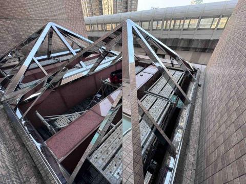 鴻鼎工程行 - 錐形造型採光罩 鴻鼎工程行 - 錐形造型採光罩