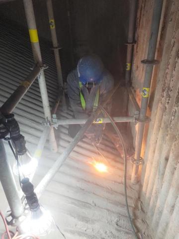 龍胤元 - 焚化爐爐頂切割施工孔