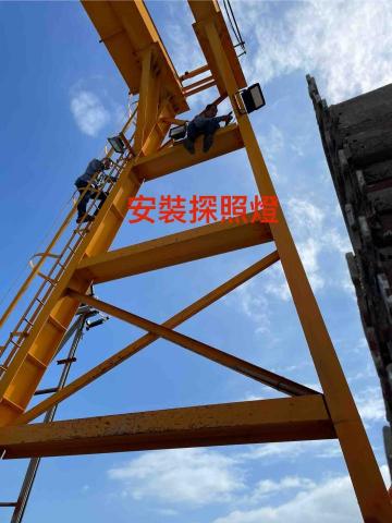 興富水電宅修工程 - 安裝探照燈