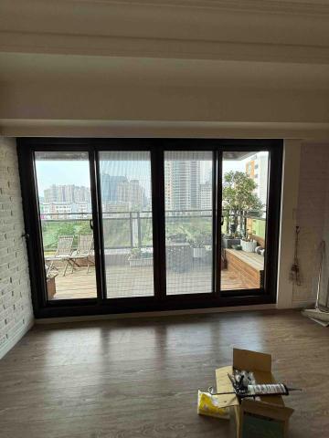 阿坤安居門窗 - 落地窗乾式施工，以不動到現有舊框為主，進行包覆式安裝，使用5+5膠合玻璃使隔音更加改善。