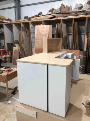 泓寬室內裝修有限公司 - L型收銀吧檯面貼美奈板