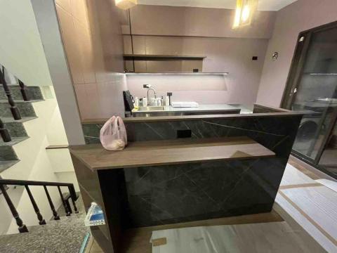 屋登室內裝潢有限公司 - 依照屋主的需求客製化電器櫃+餐桌/工作台，
流理台上面加上層板+燈條，美觀又實用