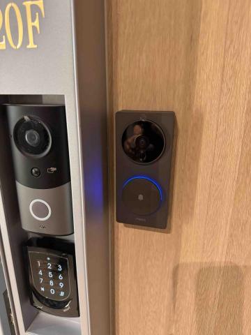 黃奕杰 - 門口智慧門鈴整合｜遠端對講與即時影像提醒
門口安裝支援手機即時影像通知與語音對講的智慧門鈴，具備人臉感應、自動錄影功能，搭配智慧門鎖使用，實現「零接觸進出門」體驗。此案針對門框結構做隱藏走線，保持立面整潔美感，不破壞外觀設計。