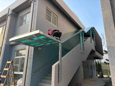 宏品不鏽鋼鐵工廠 - 風雨走廊採光罩安裝