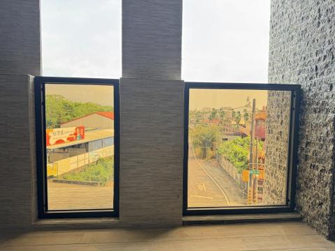 富時玻璃工程行 - 陽台強化玻璃更換