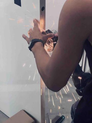 黃奕杰 - 智慧門鎖整合安裝｜美感施工＋場景串聯設定
本案採用指紋＋密碼雙模式智慧門鎖，進門可自動觸發「回家模式」（開燈、開冷氣、窗簾拉開）。面板安裝位置與門框貼合，外觀不突兀，整合性高，並提供完整教學與後續支援。