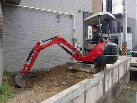 銢旭宅修工程行 - 電梯井坑挖掘中。