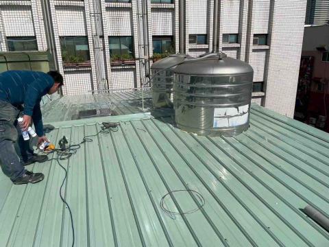 宏品不鏽鋼鐵工廠 - 鐵皮屋頂搭建，貼合建物