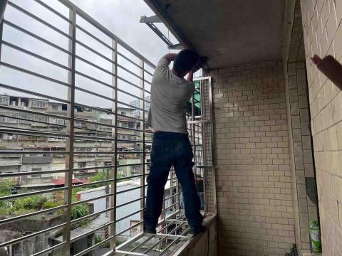 宏品不鏽鋼鐵工廠 - 鐵窗安裝過程