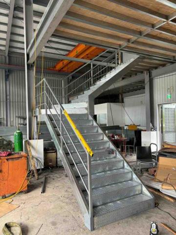 宏品不鏽鋼鐵工廠 - 工廠用鐵樓梯及扶手製造及安裝