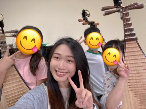 余典娜 - 與學生合照