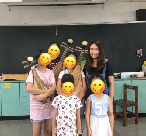 余典娜 - 與學生合照