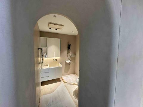 黃奕杰 - 智慧廁所場景設計｜感應進入自動開燈與播放音樂
此案例透過人體感應模組偵測進入廁所後，自動開啟隱藏式燈光與背景音樂，有效避免夜間摸黑開燈或強光刺激，同時營造放鬆空間氛圍。 音樂可根據時段切換內容（白天播放自然音、夜間靜音），整合 Apple Music / Spotify 播放來源，是結合「便利性 × 情境感」的高體驗場景設計。