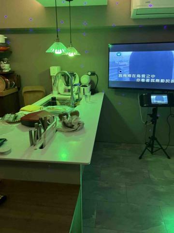 黃奕杰 - 情境燈光 × 影音整合｜KTV、電影模式一鍵切換
將 Hue 燈光與卡拉 OK 系統、投影機整合，唱歌時燈光自動轉動變色，觀影時切換為劇院低光情境。一鍵進入娛樂模式，客廳瞬間變身專屬私人影音空間。