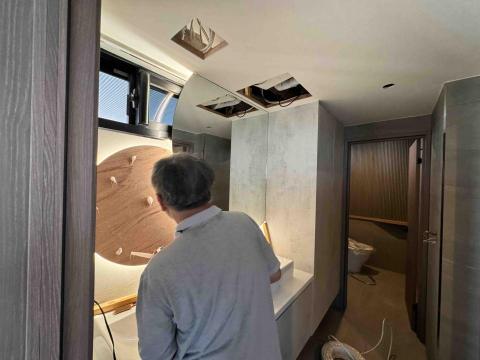 黃奕杰 - 廁所自動燈光感應｜隱藏式燈條照明設計
此案例將感應模組整合於廁所進出門口，當有人進入即自動開啟隱藏燈條照明，夜間免摸開關、減少強光刺激。燈條隱藏於鏡櫃與牆角轉折處，兼具功能與美感，特別適合長輩與夜間活動場景。