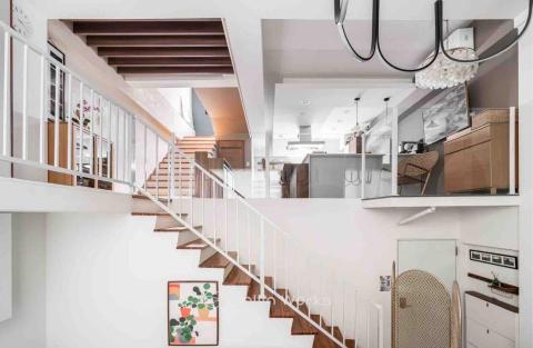 黃奕杰 - 
此案為五層透天自住宅，與空間設計師全程協作，整合超過 100 組智慧設備，涵蓋燈光、窗簾、門鎖、空調、環境感測等子系統。從平面配置、回路劃分到面板選型皆量身設計，全屋僅以數組場景鍵控制整體運作，兼顧美感與操作流暢性。本案亦支援跨樓層語音聯動與遠端控制，是高度客製化的智慧住宅典範。