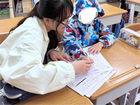 陳佳敏 - 這學期擔任協會課輔班的老師，累積教學經驗。