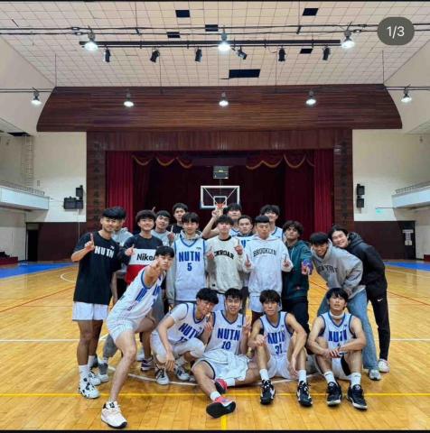 施柏志 - 這是大專籃球聯賽南區冠軍時拍的照片