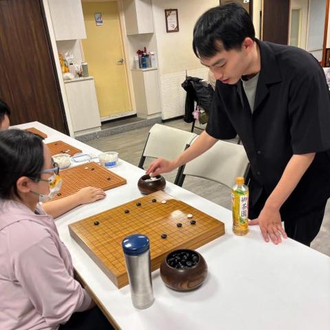 陳昱睿 圍棋7段 - 一對四和視障朋友下指導棋