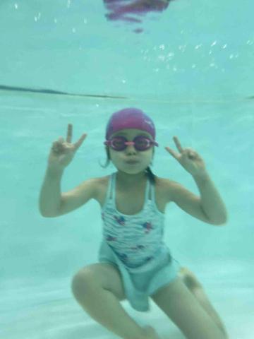 小安游泳教室 - 剛開始很害怕的小女森，10堂課就在水裡潛來潛去