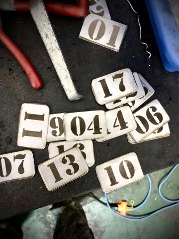 鑫泰工業 - -雷雕數字
-材質：白鐵/不鏽鋼