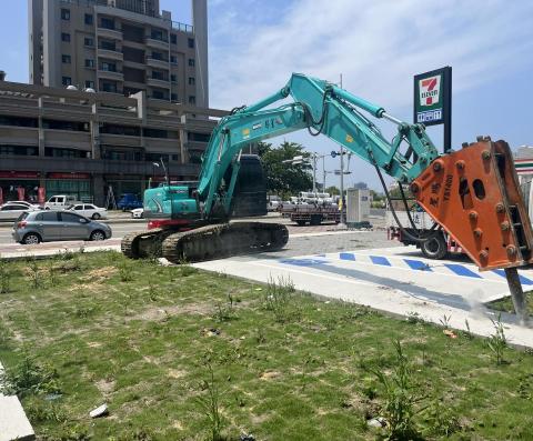 星賜拆除工程 - 停車場地坪破碎